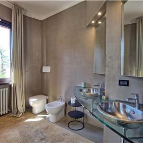 5 bedroom villa with pool and tennis court near San Gimignano, sleeps 10